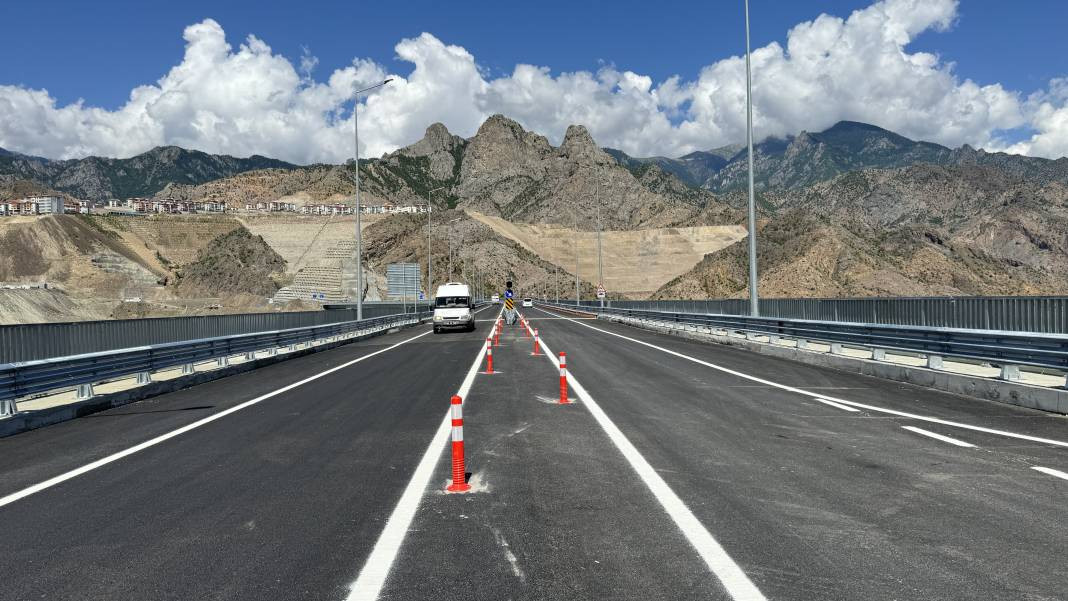 Yusufeli Merkez Viyadüğü hizmete açıldı! 15,5 kilometre kısaldı - Resim: 1